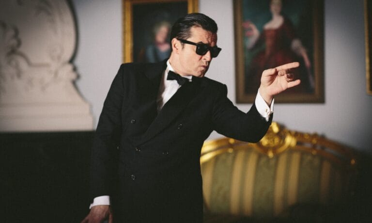 „Falco meets Amadeus“ Tickets: Zum 70. Geburtstag von Falco geht es ab Dezember 2026 wieder auf Tour!