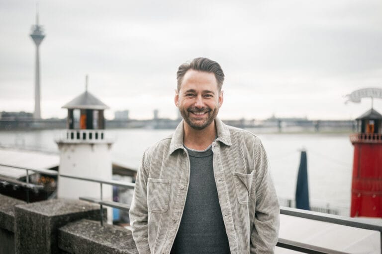 Dennis Wilms verrät exklusiv: DAS verrät sein neuer Song „Perlenaugen“ über seine aktuelle Lebensphase!