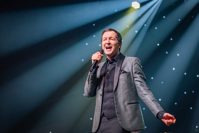 „Die Hommage an Udo Jürgens – Das Konzert mit Alex Parker“: Alle Infos, Termine & Tickets zur Tournee!