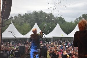Elbstrand-Festival auf Krautsand: Über 4100 Fans trotzten dem Regen und brachten den Deich zum wackeln! &raquo; Elbstrand-Festival