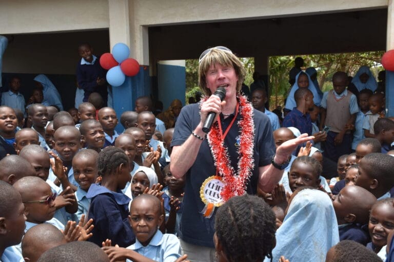 Mickie Krause stiftet weitere Schule in Afrika: Exklusive Eindrücke & welche Schlagerstars noch bei der Einweihung dabei waren!