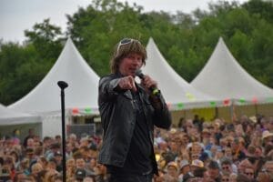 Elbstrand-Festival auf Krautsand: Über 4100 Fans trotzten dem Regen und brachten den Deich zum wackeln! &raquo; Elbstrand-Festival