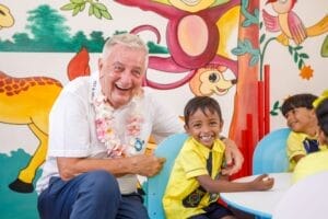 Fly & Help eröffnet 1000 Schule! Hier mehr zum Meilenstein der Reiner Meutsch Stiftung! » Fly & Help 06 Eroeffnung Reiner Mit Junge