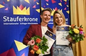 Resi Berger gewinnt Stauferkrone 2026! » resi berger Gewinner Stauferkrone Damiano Maiolini (l.) Erhielt Fuer Das Von Resi Berger Interpretierte Siegerlied Den Preis Fuer Den Beste Komposition. Foto Heiko Herrmann