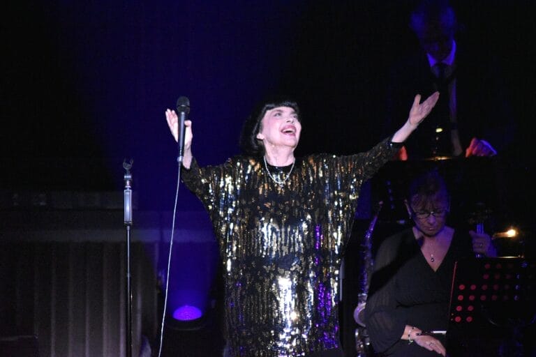 Grandiose Mireille Mathieu wird in Hannover von tosendem Applaus & Blumensträußen überschüttet