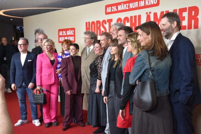 „Horst Schlämmer sucht das Glück“ feiert gelungene Premiere in Hamburg – DARUM ist es genau der Film, den wir gerade jetzt brauchen!