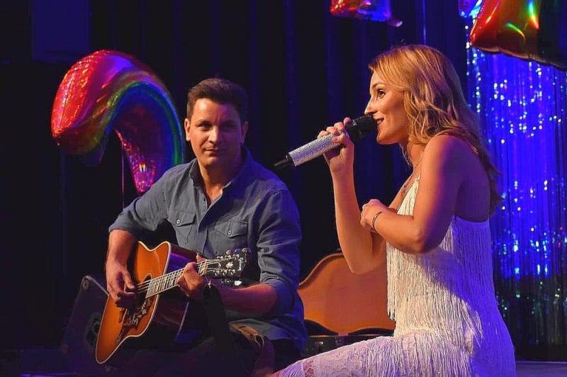 Sarah Schiffer & David Pfeffer: Heiratsantrag im Musikvideo! &raquo;