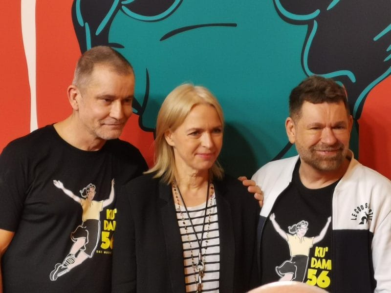Ku’Damm 56: Großartige Musical-Umsetzung des TV-Dreiteilers feiert Weltpremiere » Ku’Damm 56: Großartige Musical-Umsetzung des TV-Dreiteilers feiert Weltpremiere »