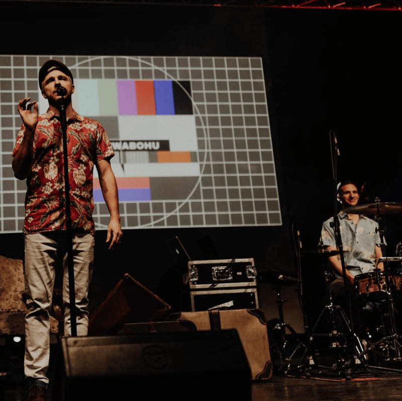 Mave O'Rick: Revolutionäres Liveprogramm sorgt wahrlich für ein „Tohuwabohu“ &raquo;