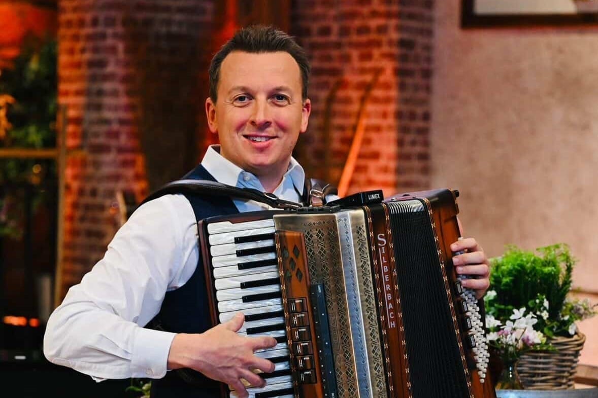 Jens Neher ist die „One Man Band“ beim „Schlager-Spaß“ – mit uns sprach er über die Show & wie die Zusammenarbeit mit Andy Borg ist!