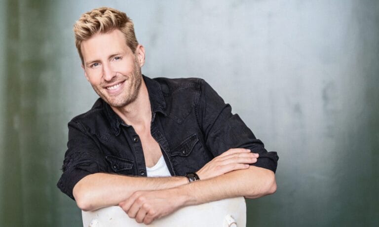 Maximilian Arland über Erfolg der „Schlager Hitparade“-Tour: „Menschen sehnen sich gerade in schweren Zeiten nach Leichtigkeit“