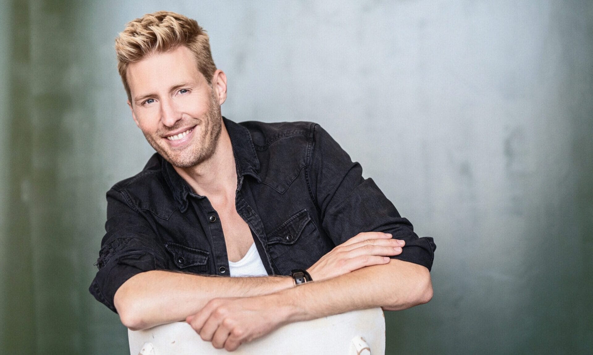 Maximilian Arland über Erfolg der „Schlager Hitparade“-Tour: „Menschen sehnen sich gerade in schweren Zeiten nach Leichtigkeit“