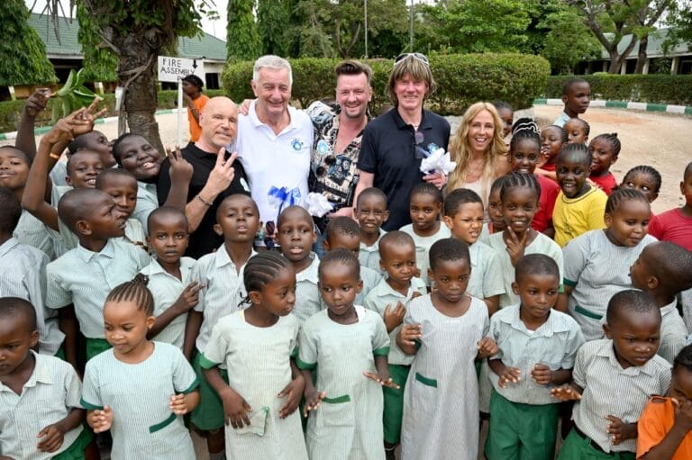 Mickie Krause & Loona bringen bei Schulbesuch in Kenia die Kinderaugen zum Strahlen! DAS sagen sie dazu!