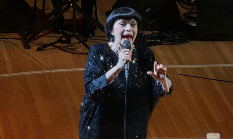 Mireille Mathieu verzaubert die Elbphilharmonie mit ihrem Olympia-Programm!