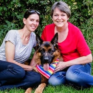 Ramona Leiss Mit Ehefrau Sabine Und Ihrem Hund Benji