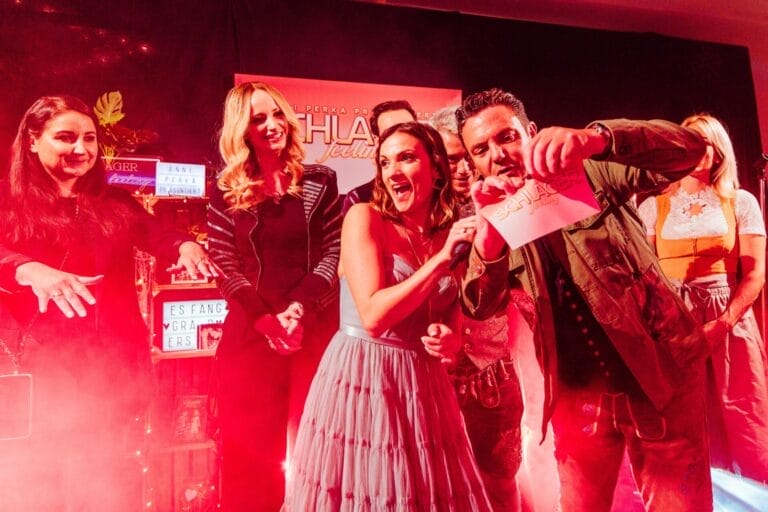 Stefan Mross überrascht Anni Perka beim “SCHLAGERfeeling” und holt Lobeshymne auf seine Kollegin!
