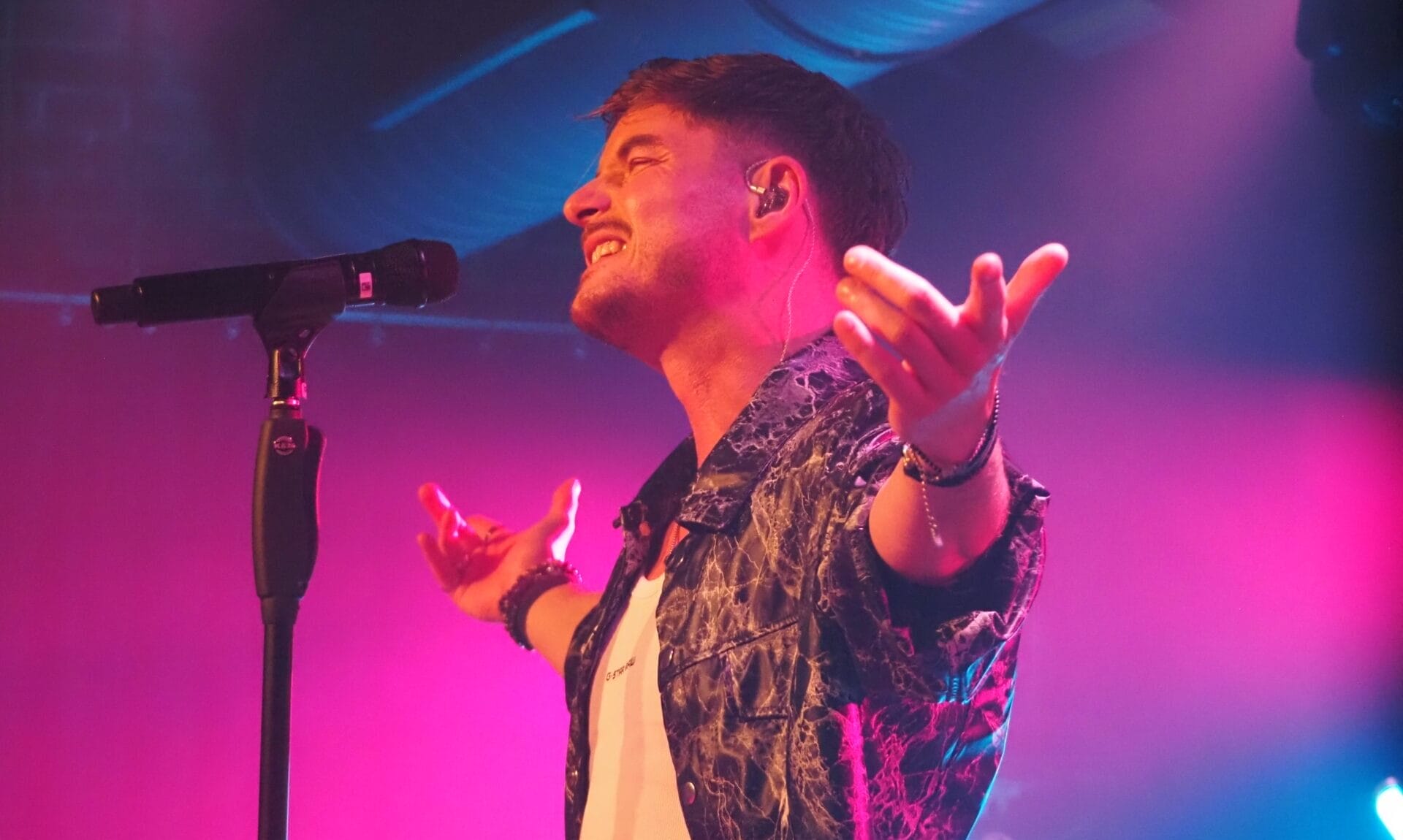 Tim Peters zerlegte mit seinen Schlager Ravern den Nochtspeicher in Hamburg – ist das der Sound der Zukunft?
