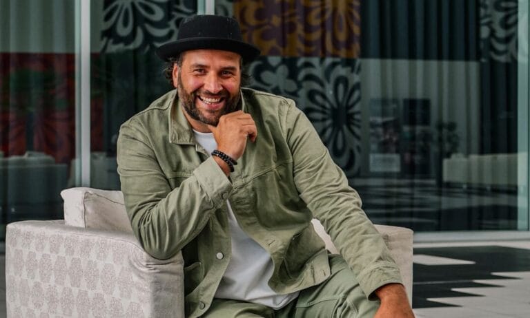 Schlagersänger Timo spricht exklusiv über neue Fly & Help Hymne und sein Engagement: „Zutiefst bewegt“